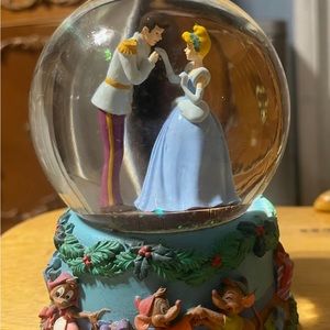 Disney Princess - Cinderella Snow Globe 12 Days Of Christmas Music Box Enesco